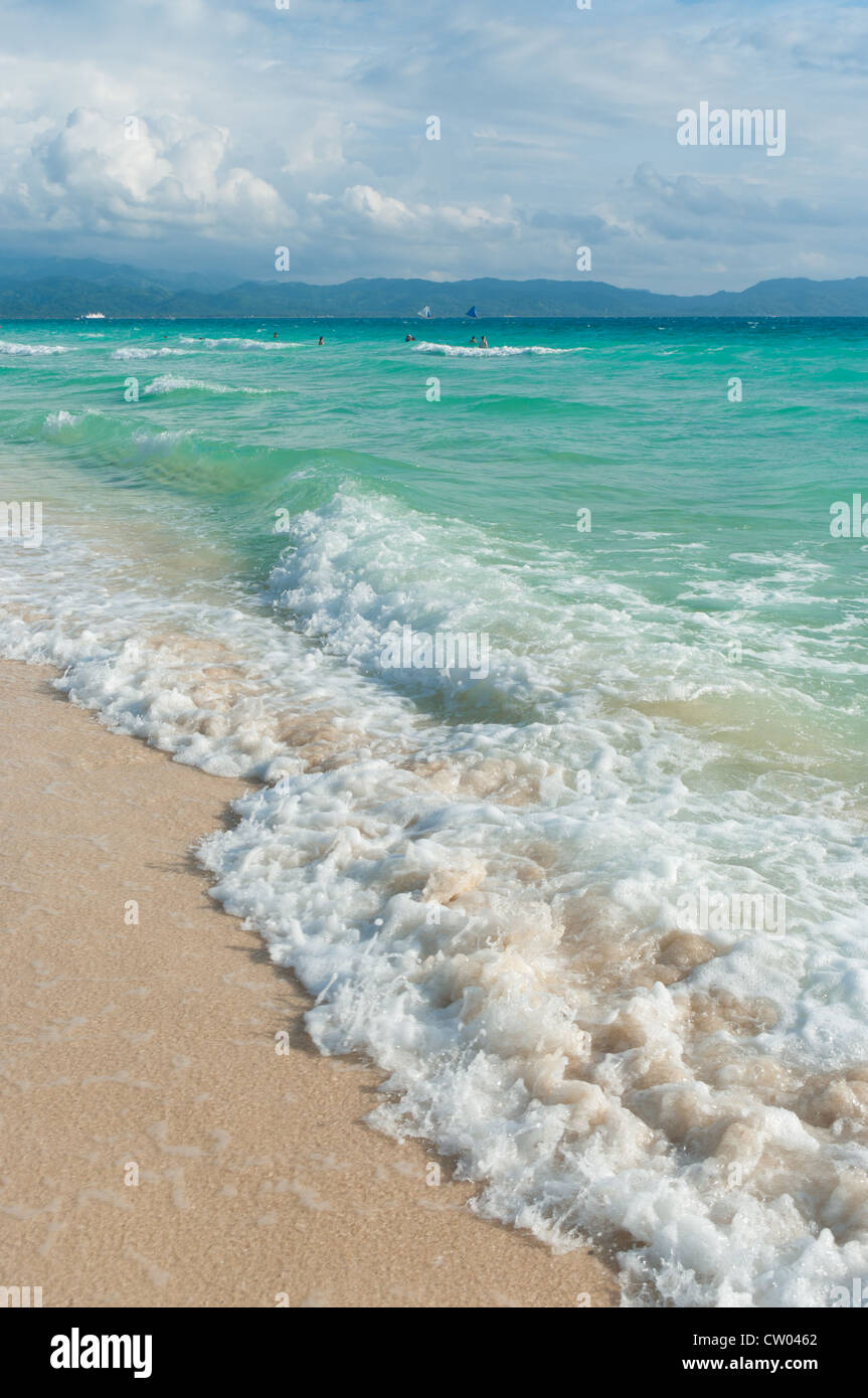 Wellen an einem tropischen Strand Stockfoto