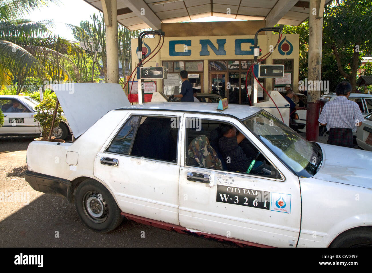 Komprimierte natürliche Tankstelle in Yangon (Rangoon), Myanmar (Burma). Stockfoto