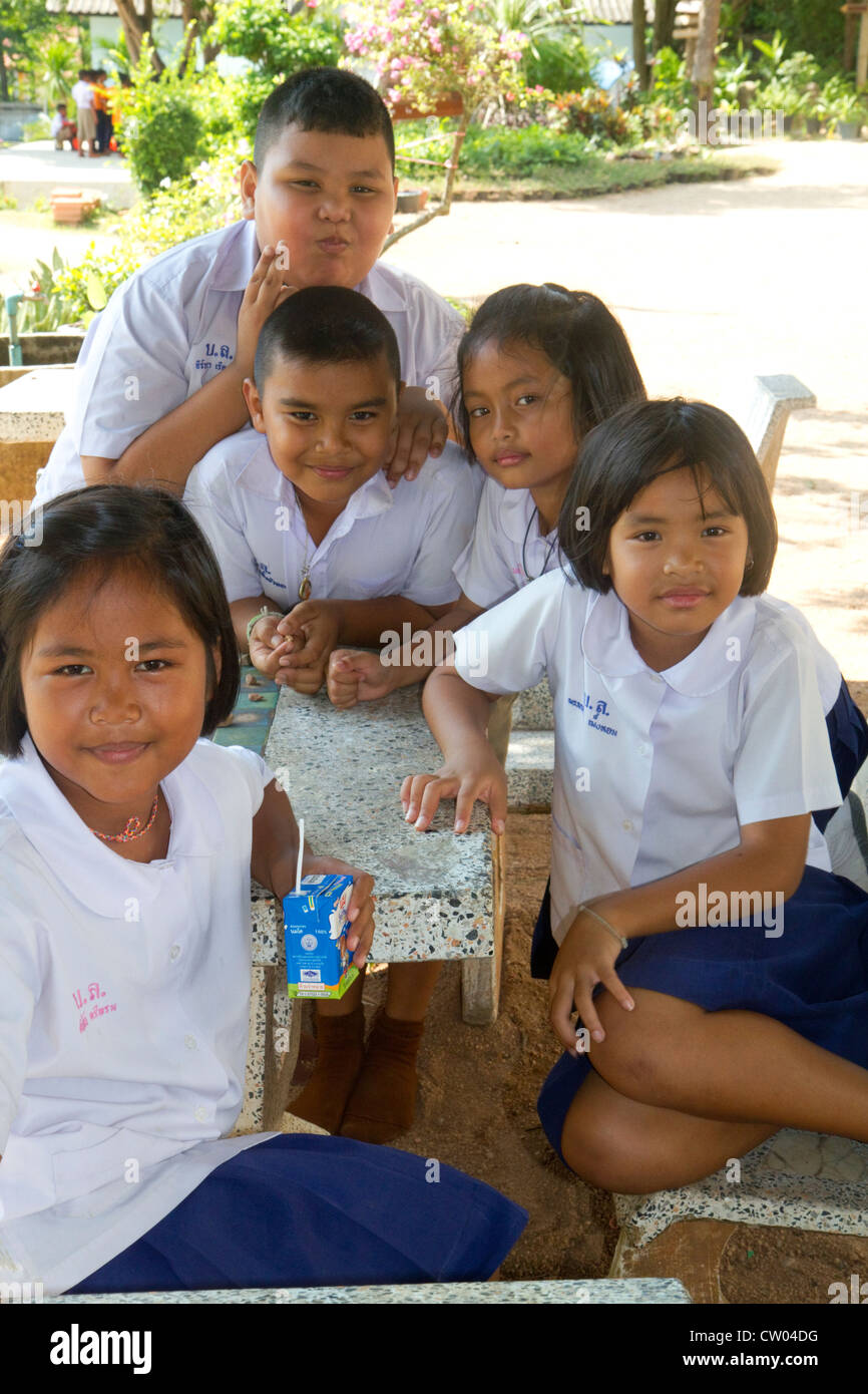 Thai elementare Schülerinnen und Schüler auf die Insel Ko Samui, Thailand. Stockfoto