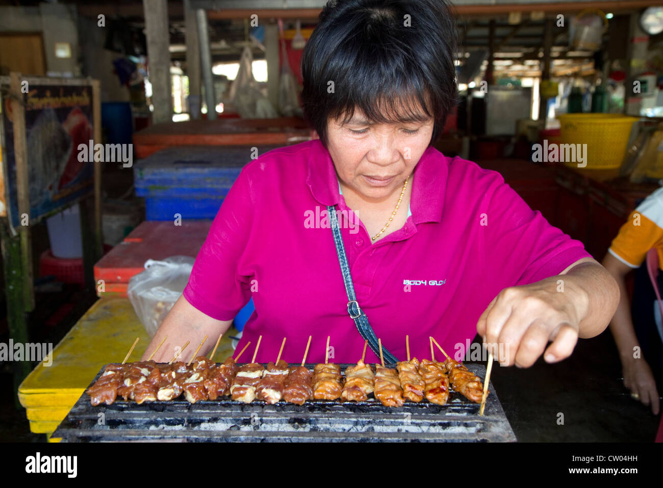 Frau Grillen Satay an ein Markt unter freiem Himmel auf der Insel Ko Samui, Thailand. Stockfoto