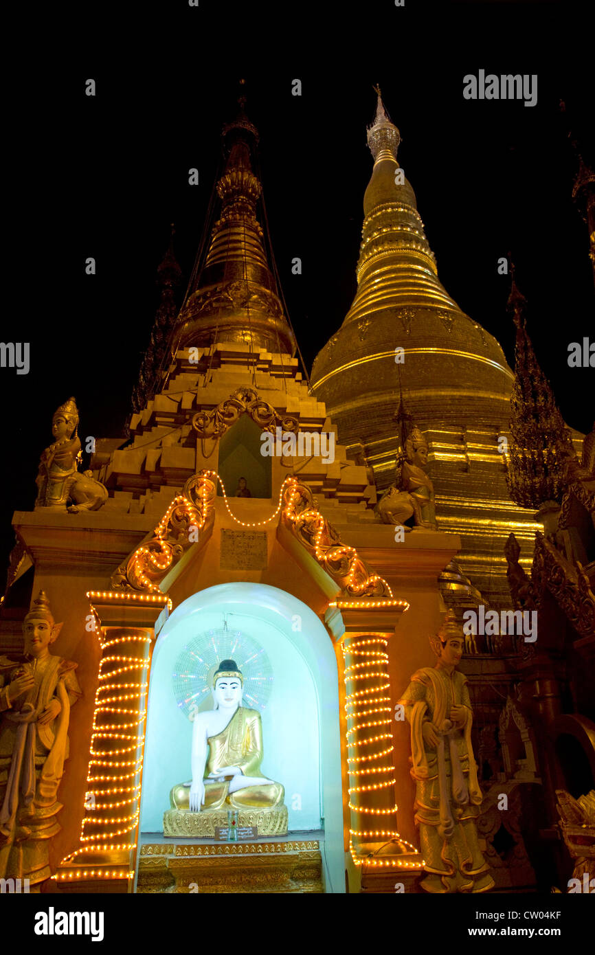 Buddha-Statue an der Shwedagon Paya befindet sich in Yangon (Rangoon), Myanmar (Burma). Stockfoto