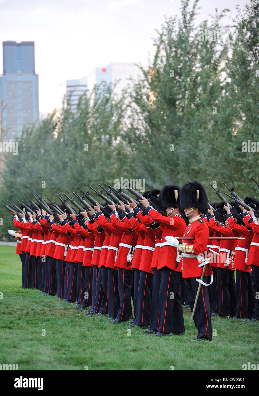 Ein Foto von der kanadischen Grenadier Guards, die Durchführung einer militärischen Zeremonie in Old Montreal. Stockfoto