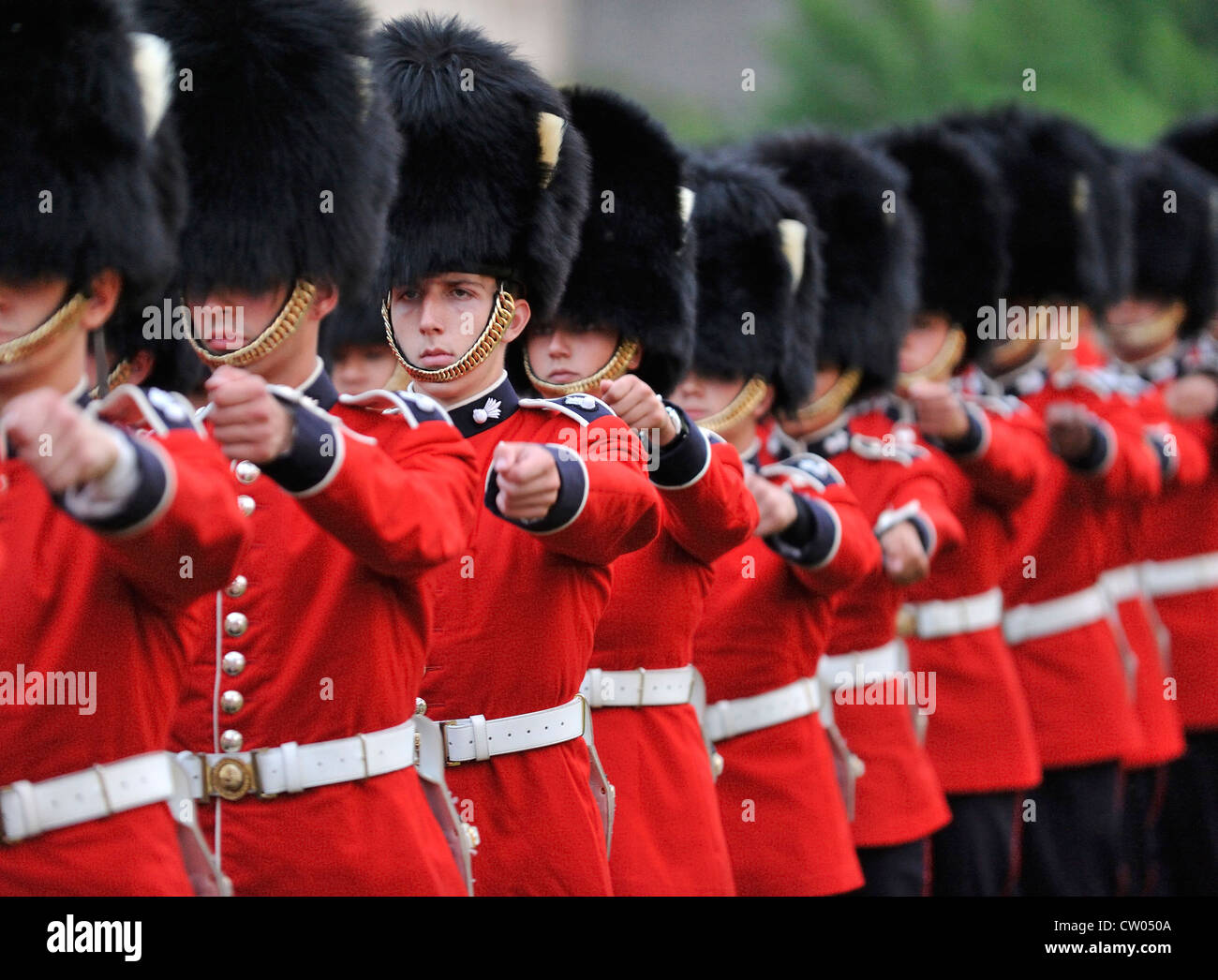 Ein Foto von der kanadischen Grenadier Guards, die Durchführung einer militärischen Zeremonie in Old Montreal. Stockfoto