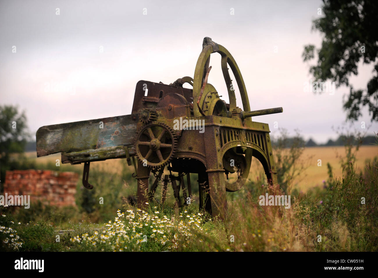 Oldtimer Landmaschinen auf dem Gelände eine umgebaute Scheune im Gange Warwickshire, UK Stockfoto