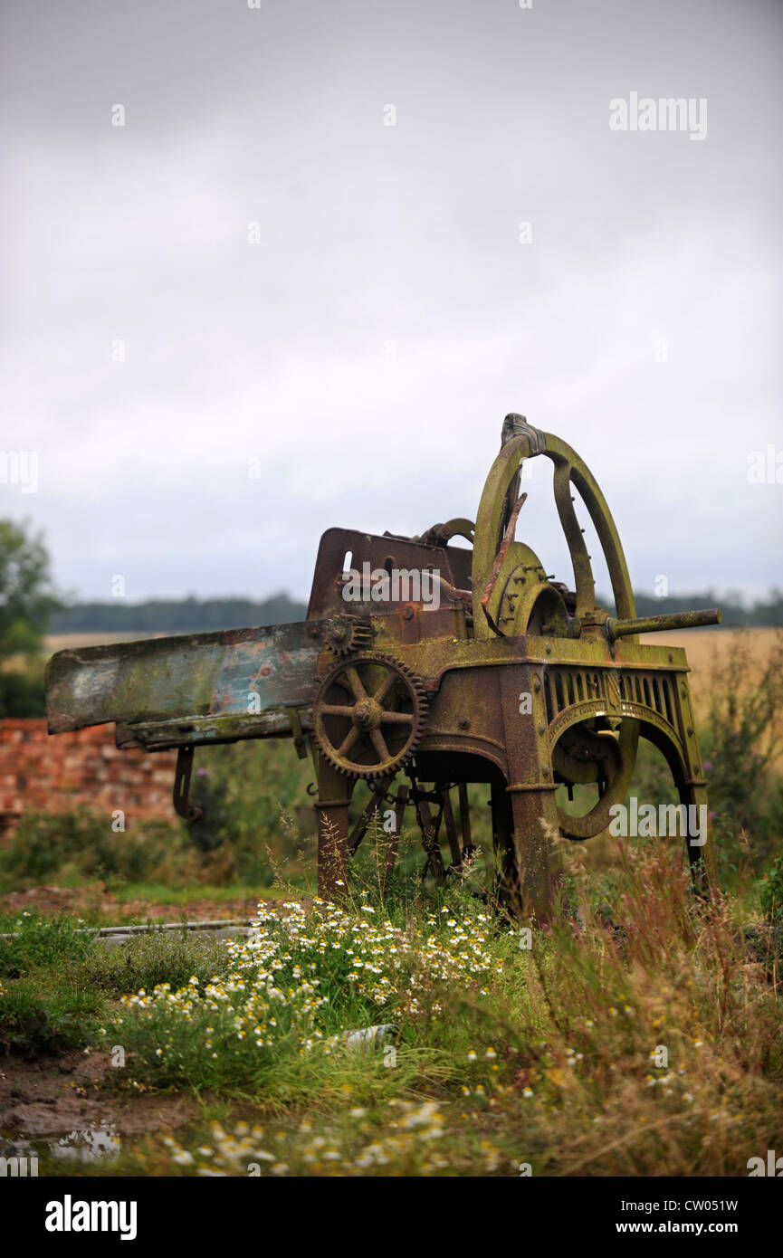 Oldtimer Landmaschinen auf dem Gelände eine umgebaute Scheune im Gange Warwickshire, UK Stockfoto