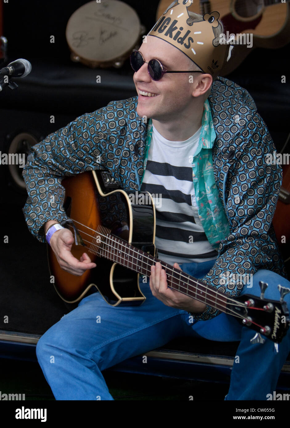 große Kinder führen Sie hinter den Kulissen beim Lovebox Festival, Victoriapark, London Juni 2012 Stockfoto