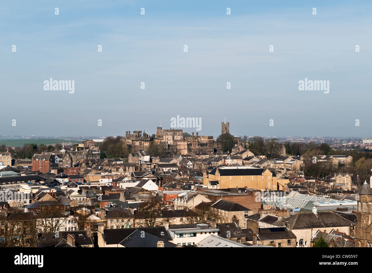 Blick über die Stadt Lancaster, Großbritannien, vom Turm der St. Peter's Cathedral aus gesehen, mit dem alten Gefängnis von Lancaster Castle im Hintergrund Stockfoto