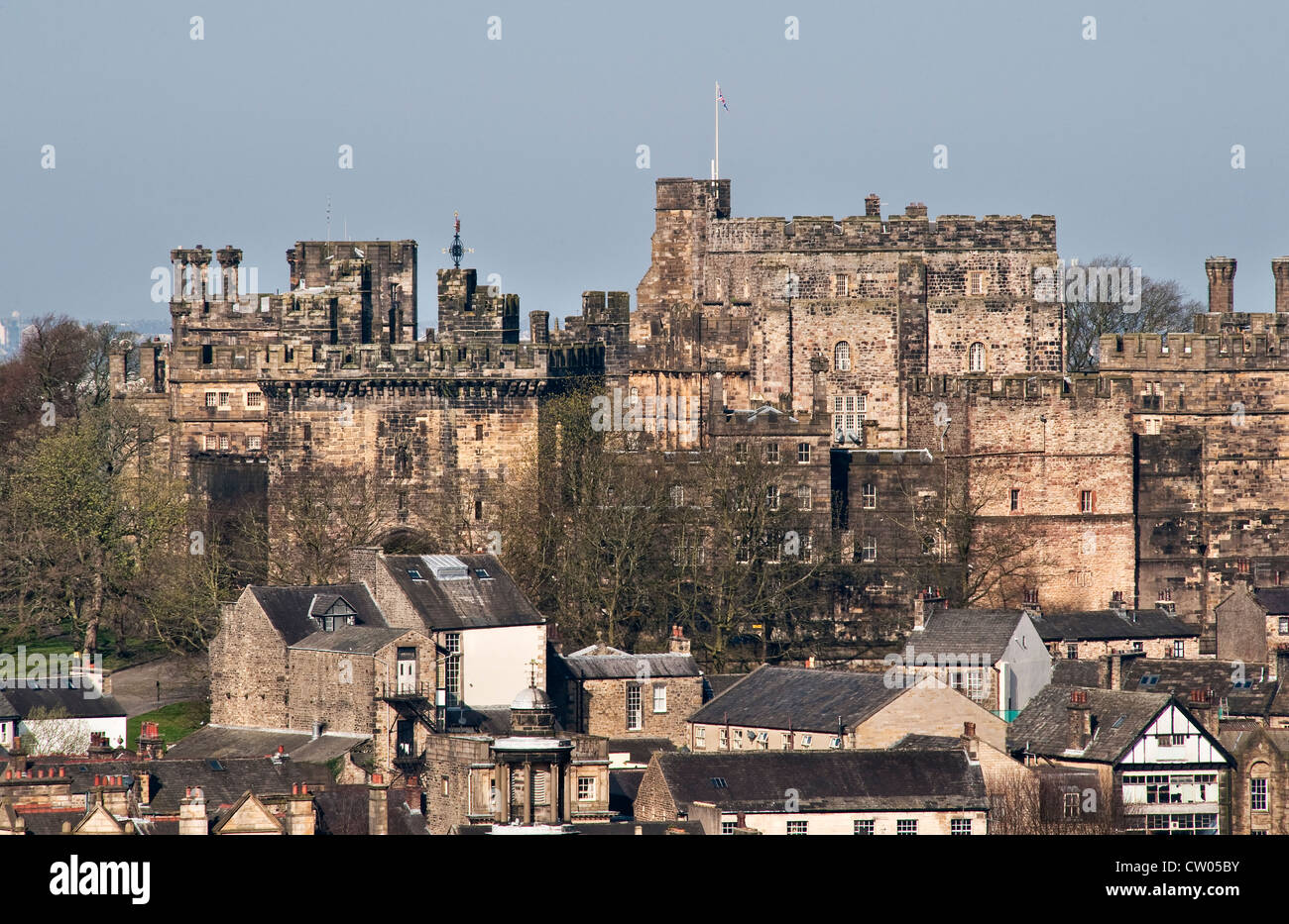 Blick auf Lancaster Castle über den Dächern der Stadt, vom Turm der St. Peter's Cathedral, Lancashire, Großbritannien Stockfoto