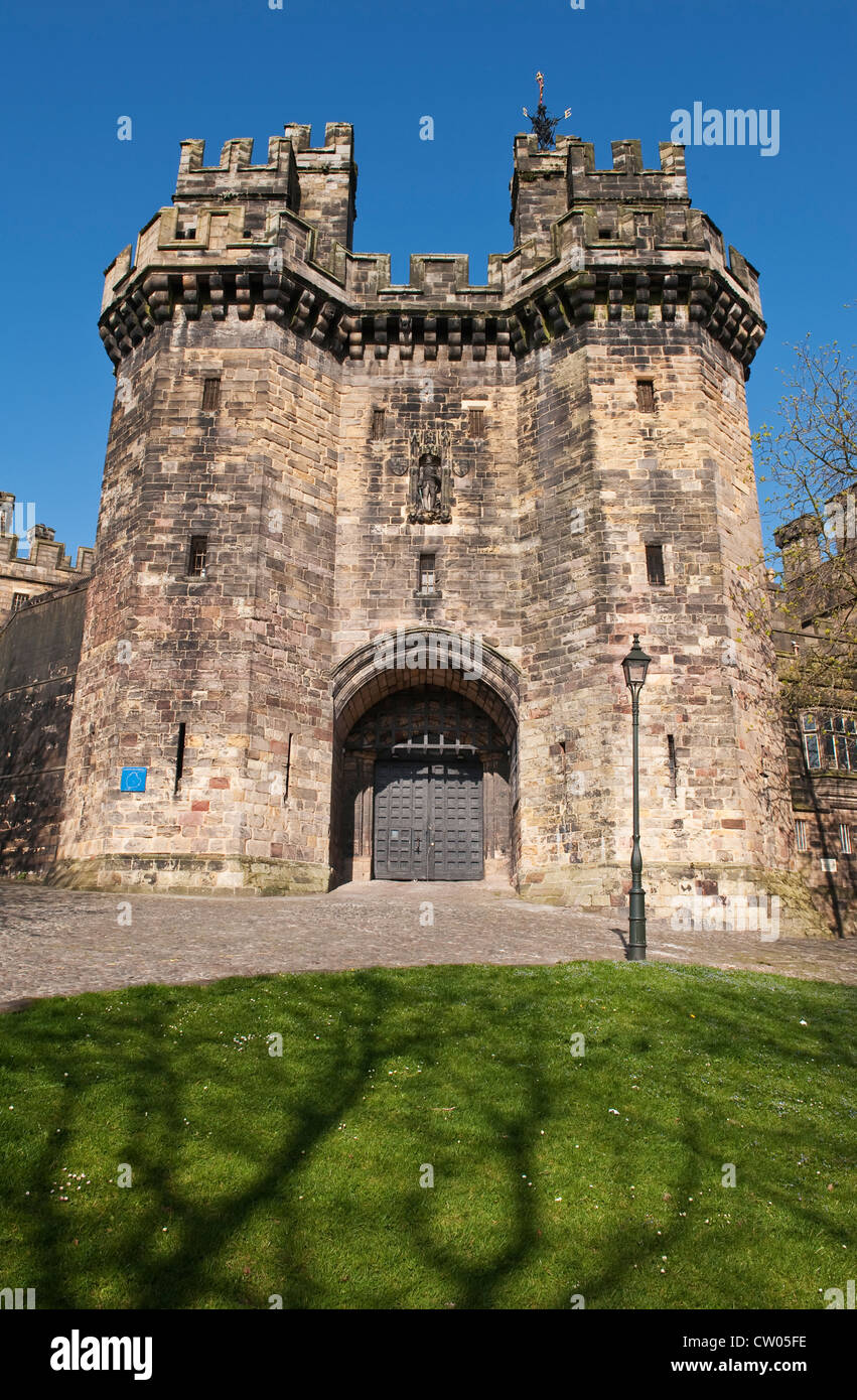Der Haupteingang zum Lancaster Castle, Lancashire, Großbritannien, ist durch das Torhaus aus dem 15. Jahrhundert bekannt als John O' Gaunt's Tower Stockfoto