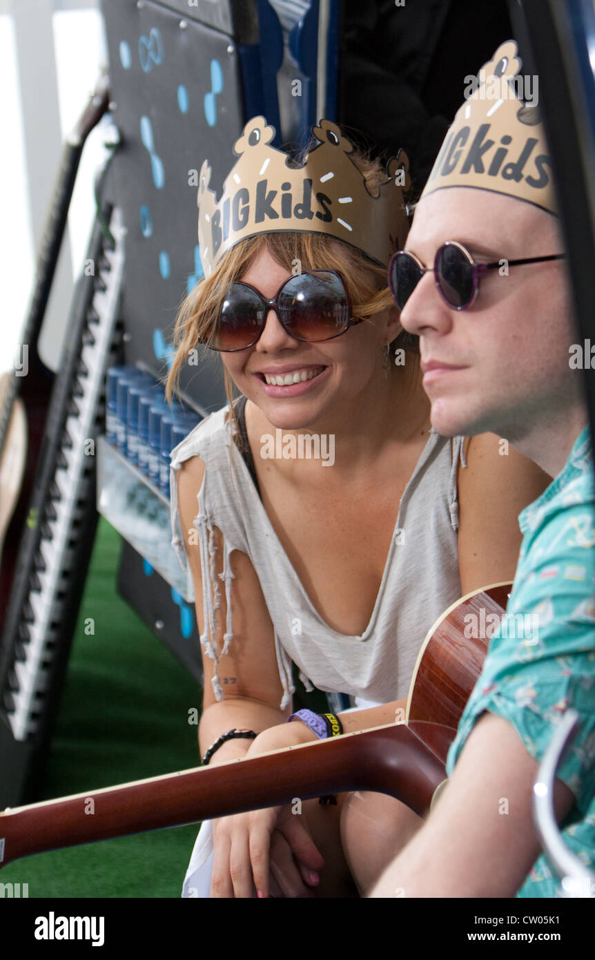 große Kinder führen Sie hinter den Kulissen beim Lovebox Festival, Victoriapark, London Juni 2012 Stockfoto