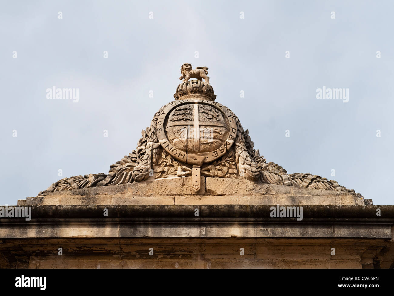 Das britische königliche Wappen über dem Eingang zu den Maglio Gardens (Mall Gardens) in Floriana, Valletta, Malta Stockfoto