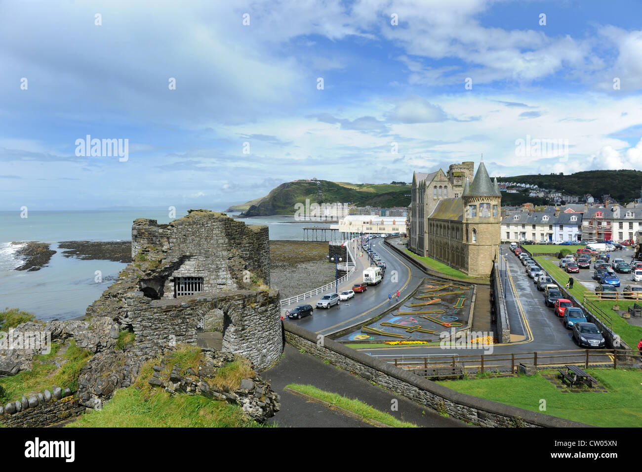 Old College-Gebäude und die Burg Ruinen Aberystwyth Universität Aberystwyth Wales uk Stockfoto