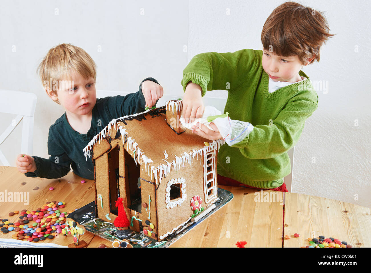 Jungen Lebkuchenhaus Dekoration Stockfoto