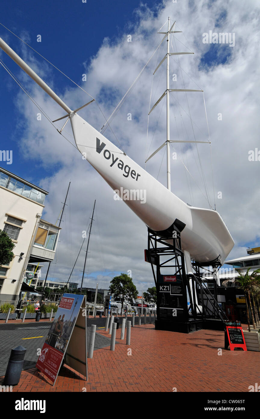 The Voyager KZ1 27th America's Cup (1988) Bold Kiwi Challenge auf Dauerausstellung vor dem Seefahrtsmuseum Viaduct Hafen Stockfoto