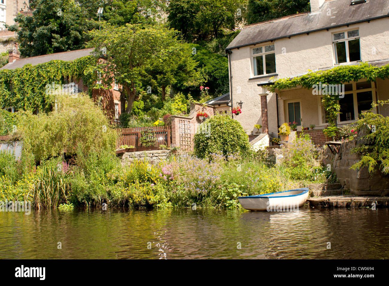 Blick auf Haus und Garten, Ruderboot auf dem Fluß Nidd, entnommen ist das ultimative Altersheim? Stockfoto