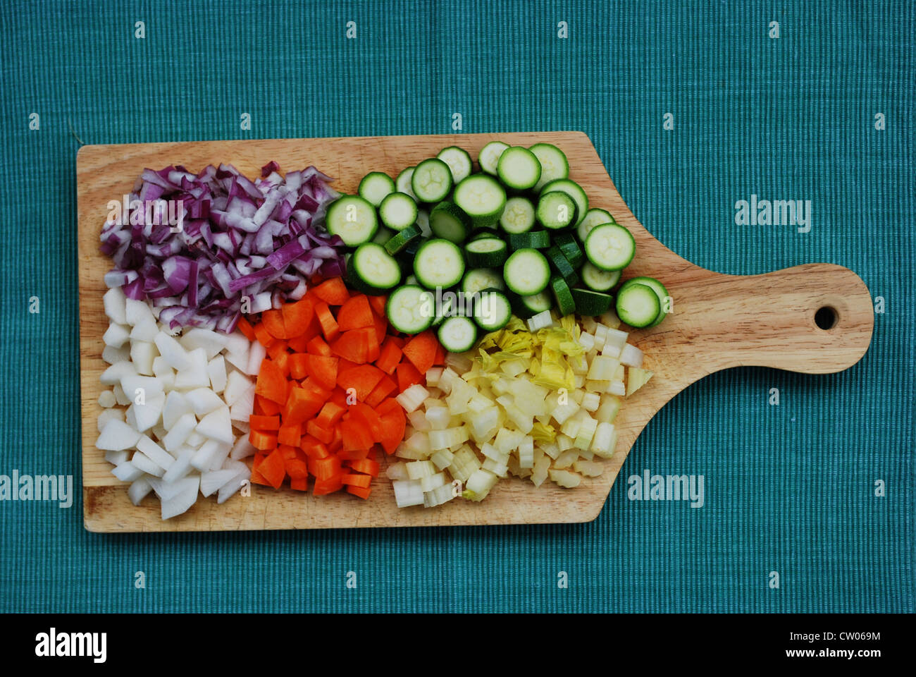 Ganze Gerste Sommersalat mit buntem Gemüse in einer grünen Schale Stockfoto