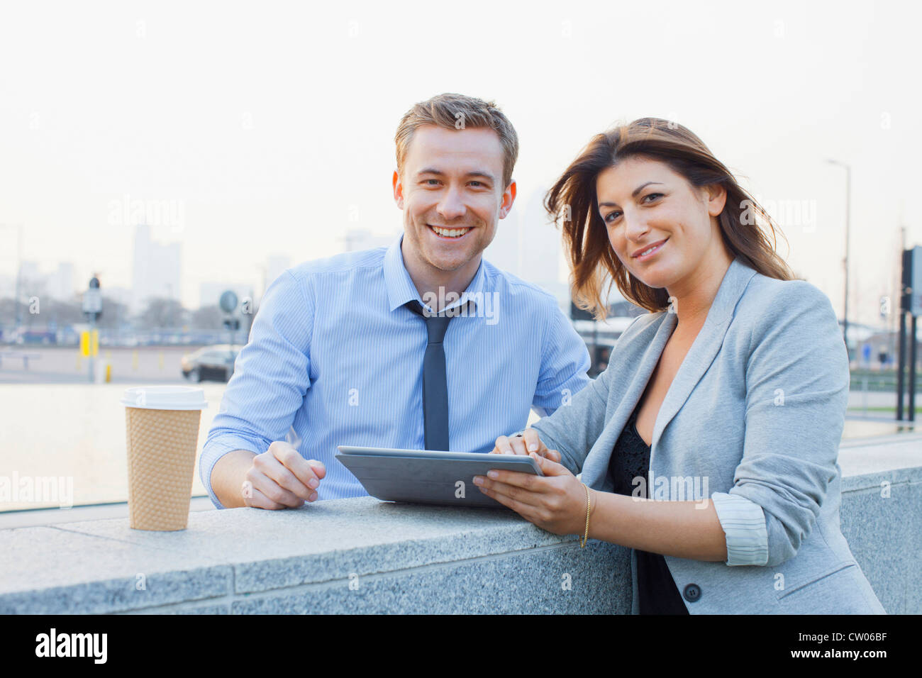 Geschäftsleute mit Tablet-PC Stockfoto