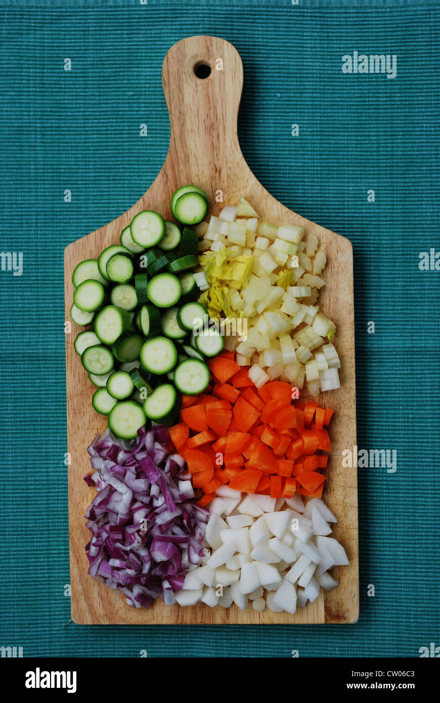 Ganze Gerste Sommersalat mit buntem Gemüse in einer grünen Schale Stockfoto