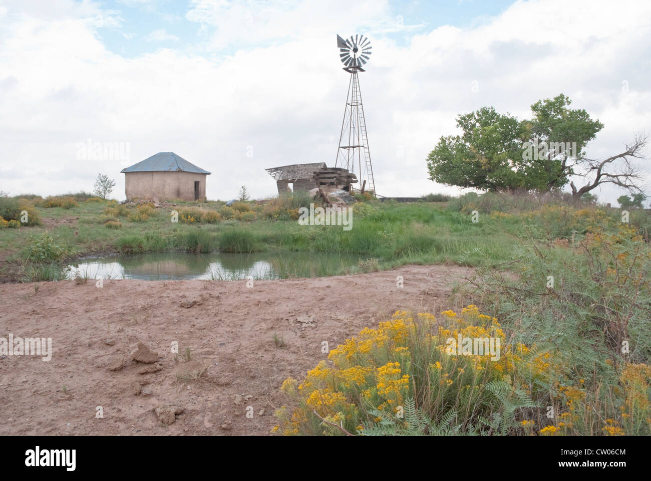 Einem verlassenen Bauernhaus und Windmühle in stinkende Federn stehen nahe der Stelle, wo Billy the Kid gefangen genommen wurde. Stockfoto