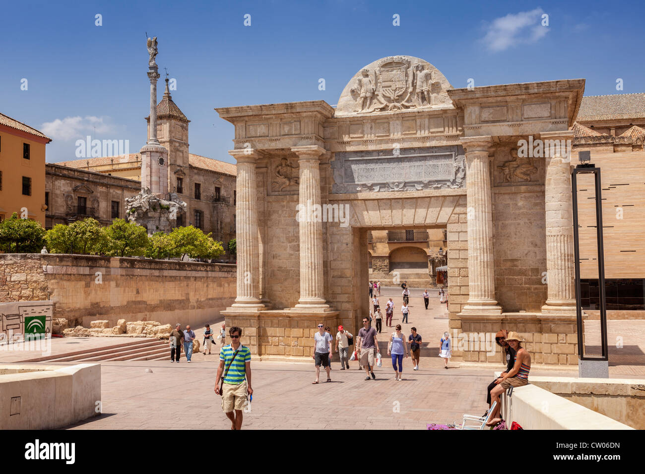 Puerta del Puente, (Bridge Gate), Römerbrücke, Córdoba, Andalusien, Spanien, Europa. Stockfoto