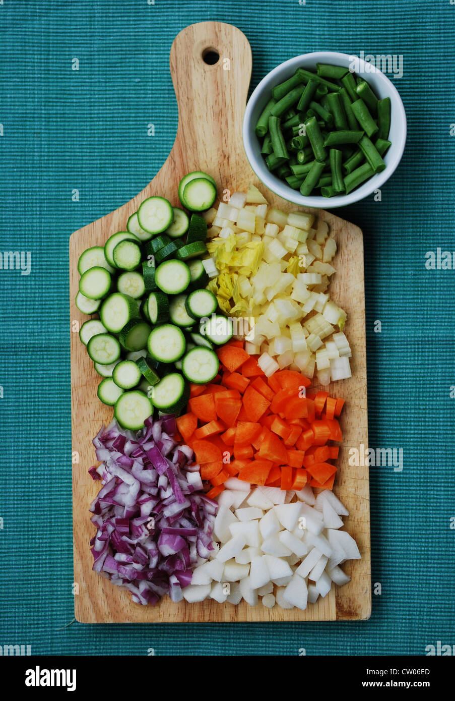 Ganze Gerste Sommersalat mit buntem Gemüse in einer grünen Schale Stockfoto