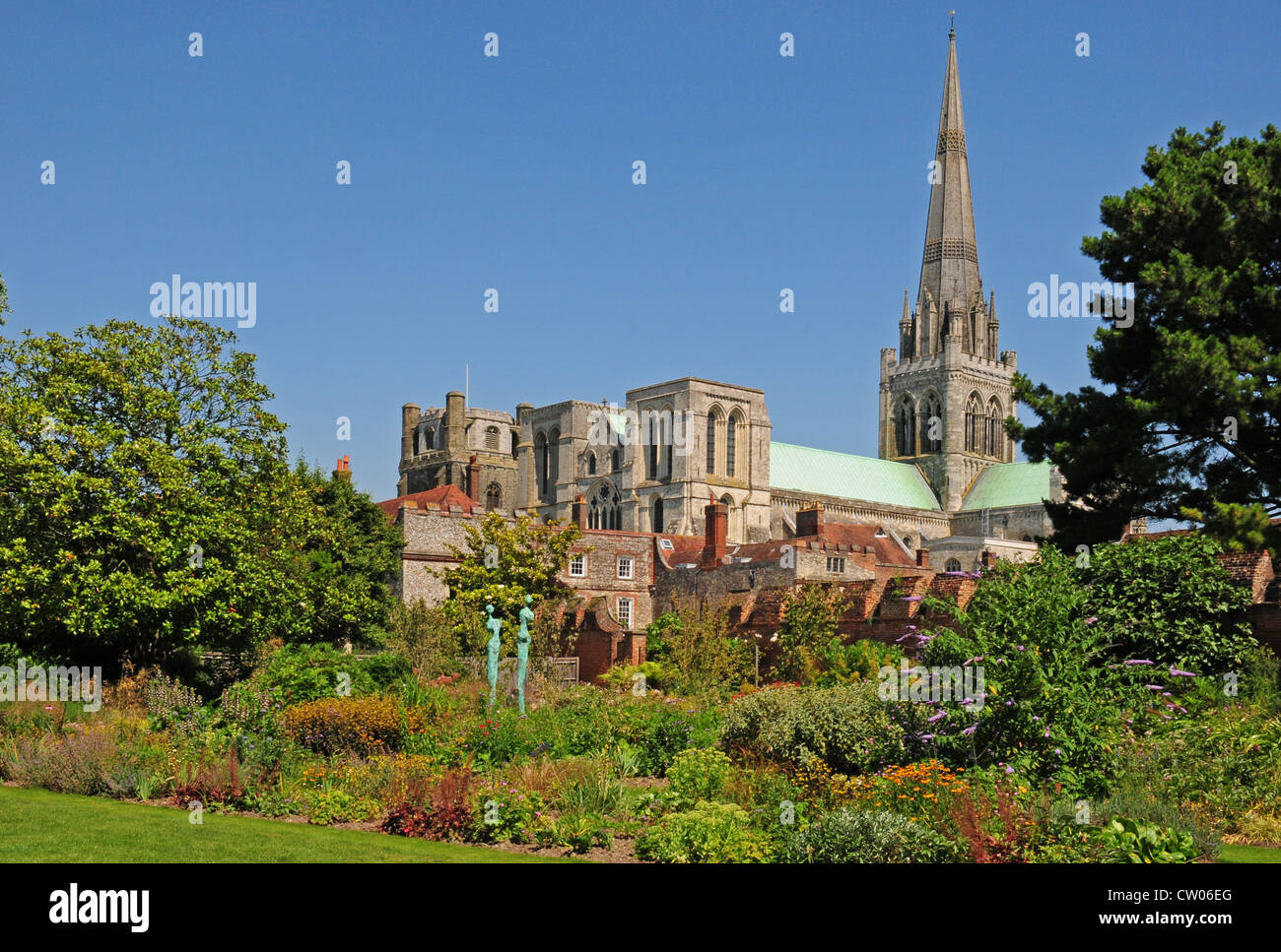 Kathedrale der Heiligen Dreifaltigkeit und der separate Glockenturm aus der Bischöfe Palace Gardens Chichester Stockfoto