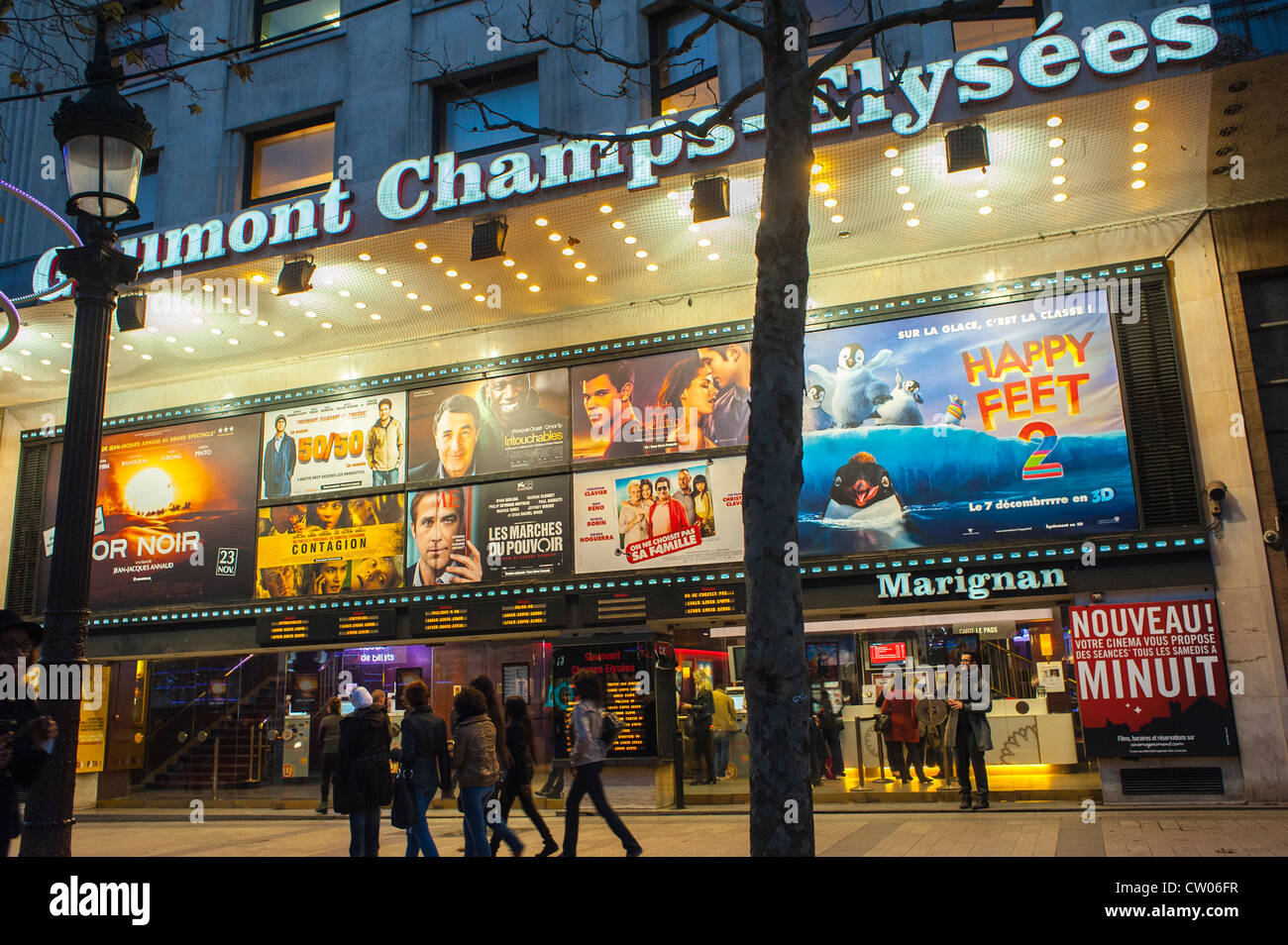 Paris, Frankreich, Front of Movie Theatre, französisches Kino, 'Gaumont Champs Elysees', geschäftig, nachts mit Filmplakaten, ein abendlicher Pariser Film Stockfoto