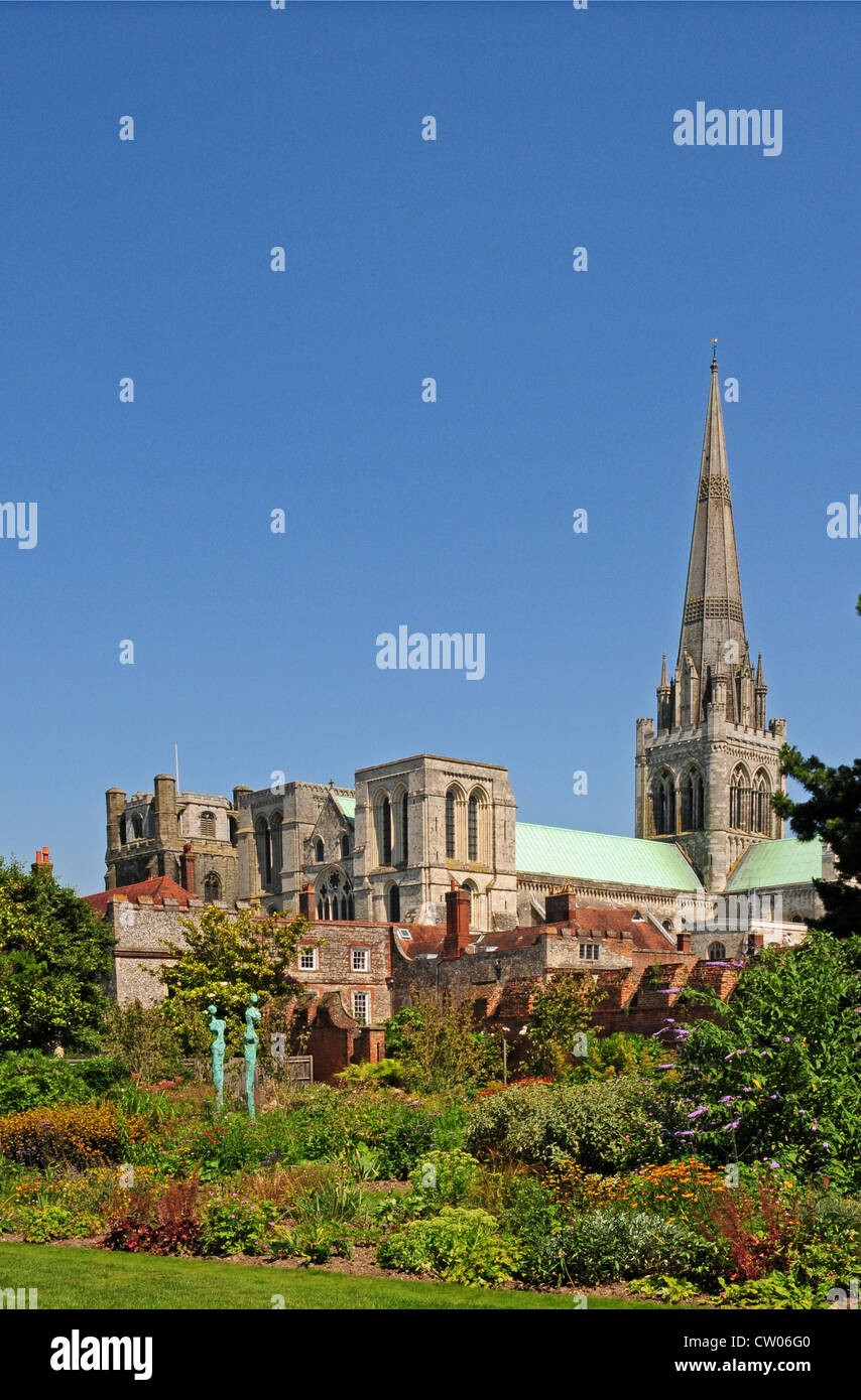 Kathedrale der Heiligen Dreifaltigkeit und der separate Glockenturm aus der Bischöfe Palace Gardens Chichester Stockfoto