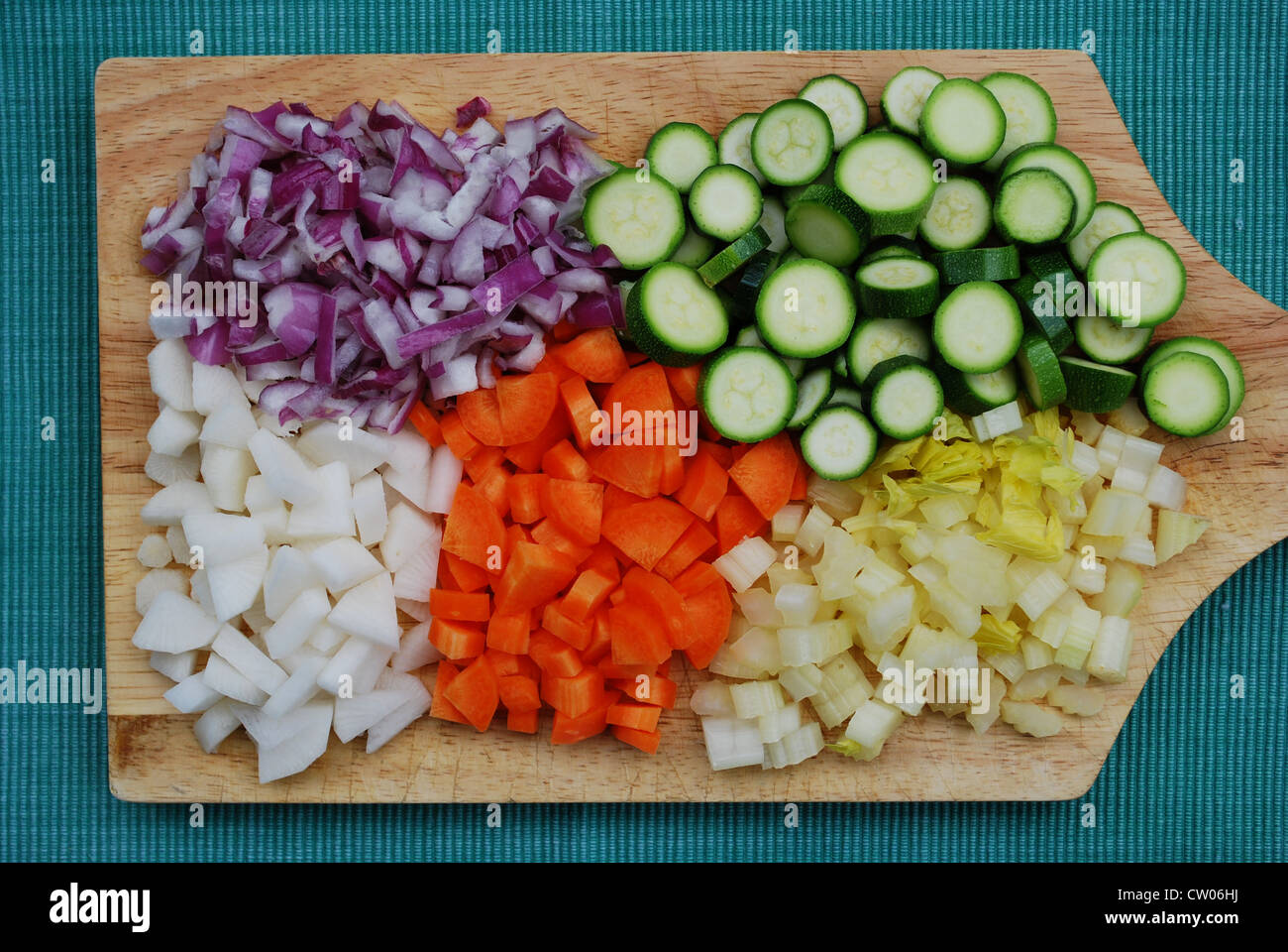 Ganze Gerste Sommersalat mit buntem Gemüse in einer grünen Schale Stockfoto