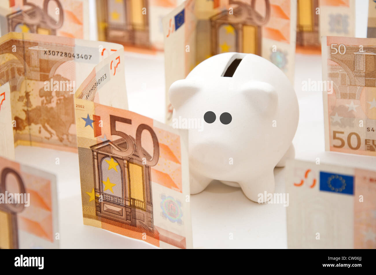 Schöne weiße Keramik Piggy Spardose in Geld labyrinth Stockfoto