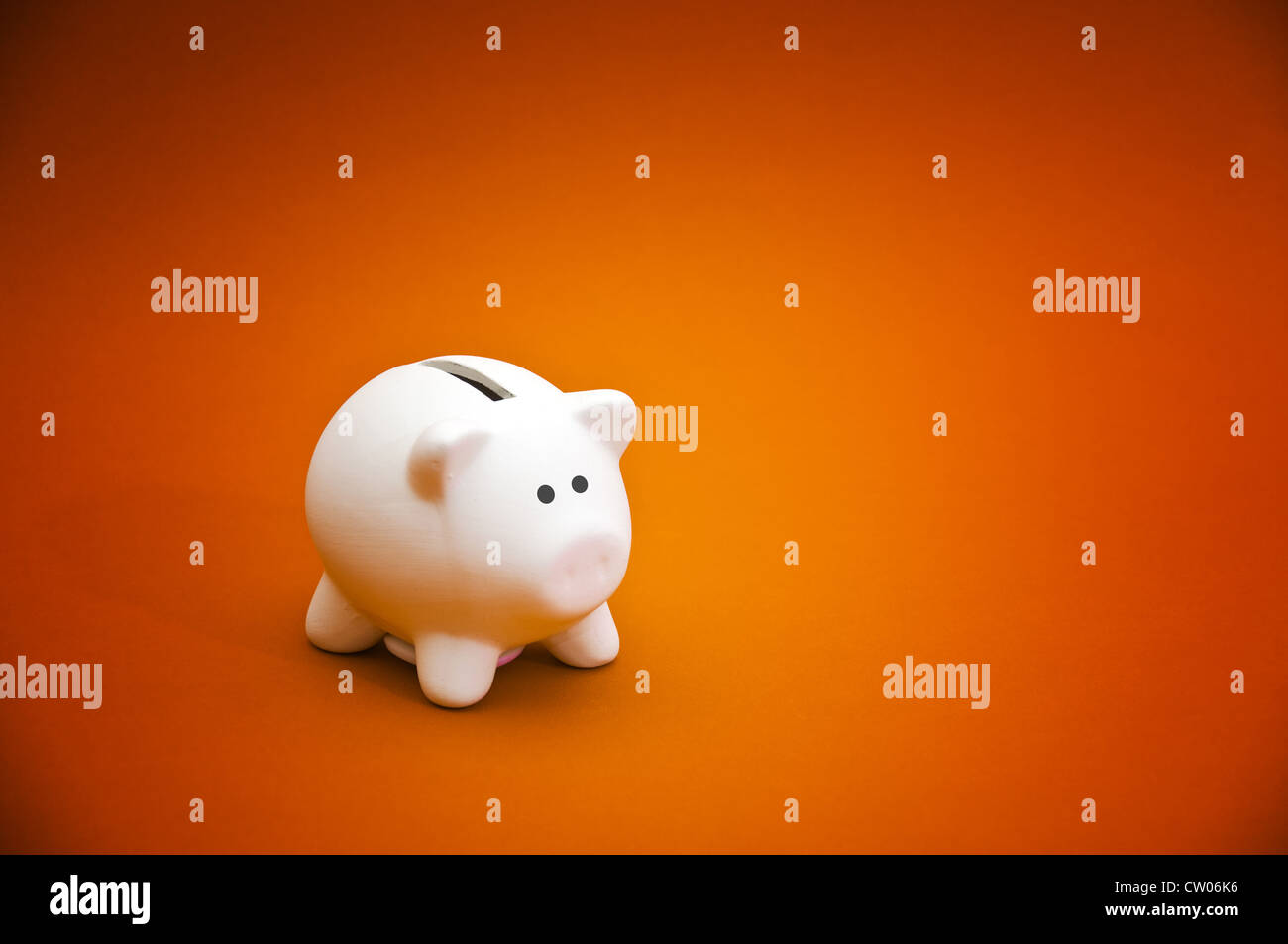 Schöne weiße Keramik Piggy Sparbüchse, Geld sparen-Konzept Stockfoto