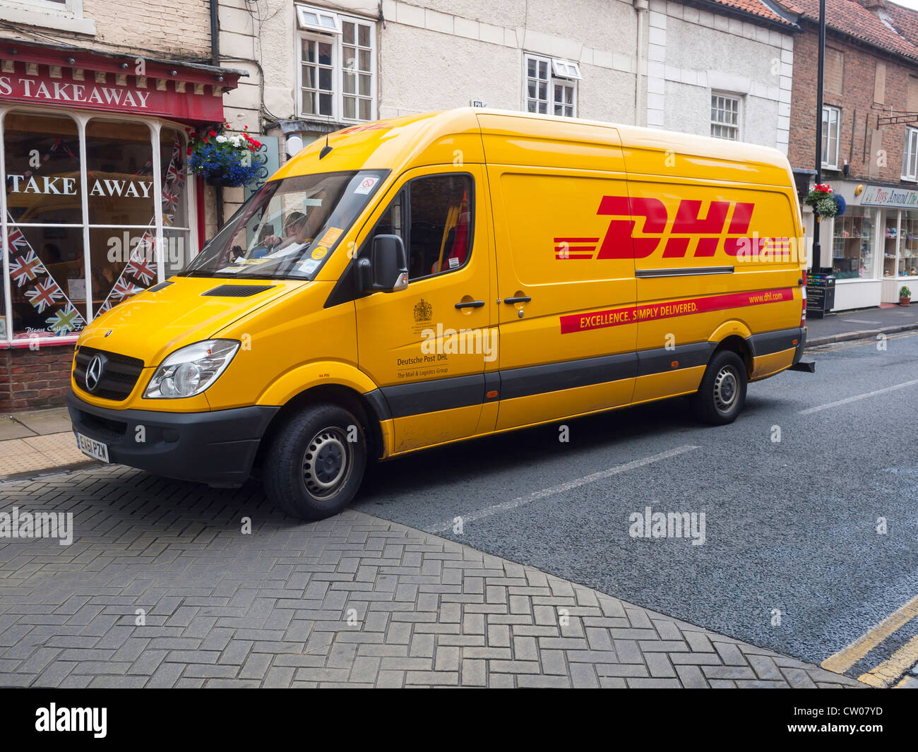 Eine gelbe DHL Pakete in Kirkgate Thirsk North Yorkshire geparkten Lieferwagen Stockfoto