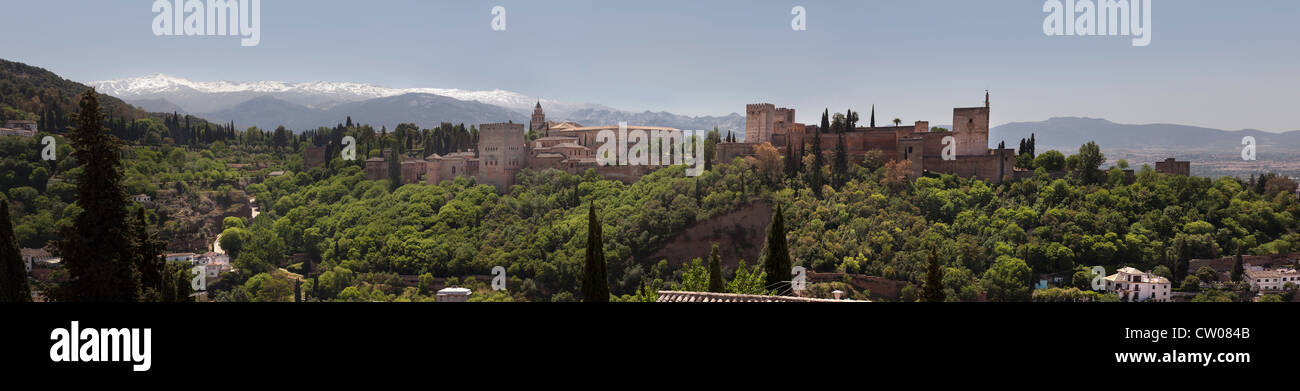 Alhambra, Granada, Andalusien, Spanien. Atemberaubenden Blick auf den berühmten Palast mit schneebedeckten Sierra Nevada im Hintergrund. Stockfoto