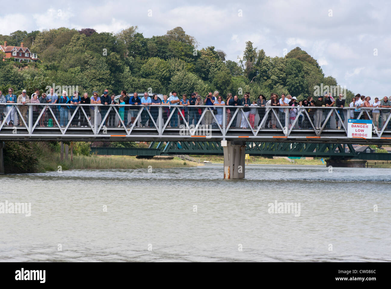 Massen von Menschen auf der Rother Straße Flussbrücke Roggen East Sussex warten auf den jährlichen Raft Race Stockfoto