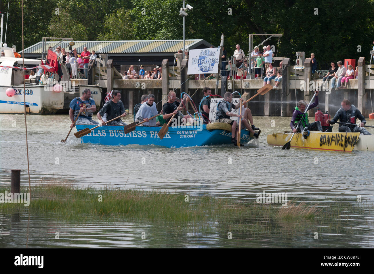 Die jährliche Floß-Rennen auf dem Fluss Rother bei Roggen East Sussex UK Stockfoto