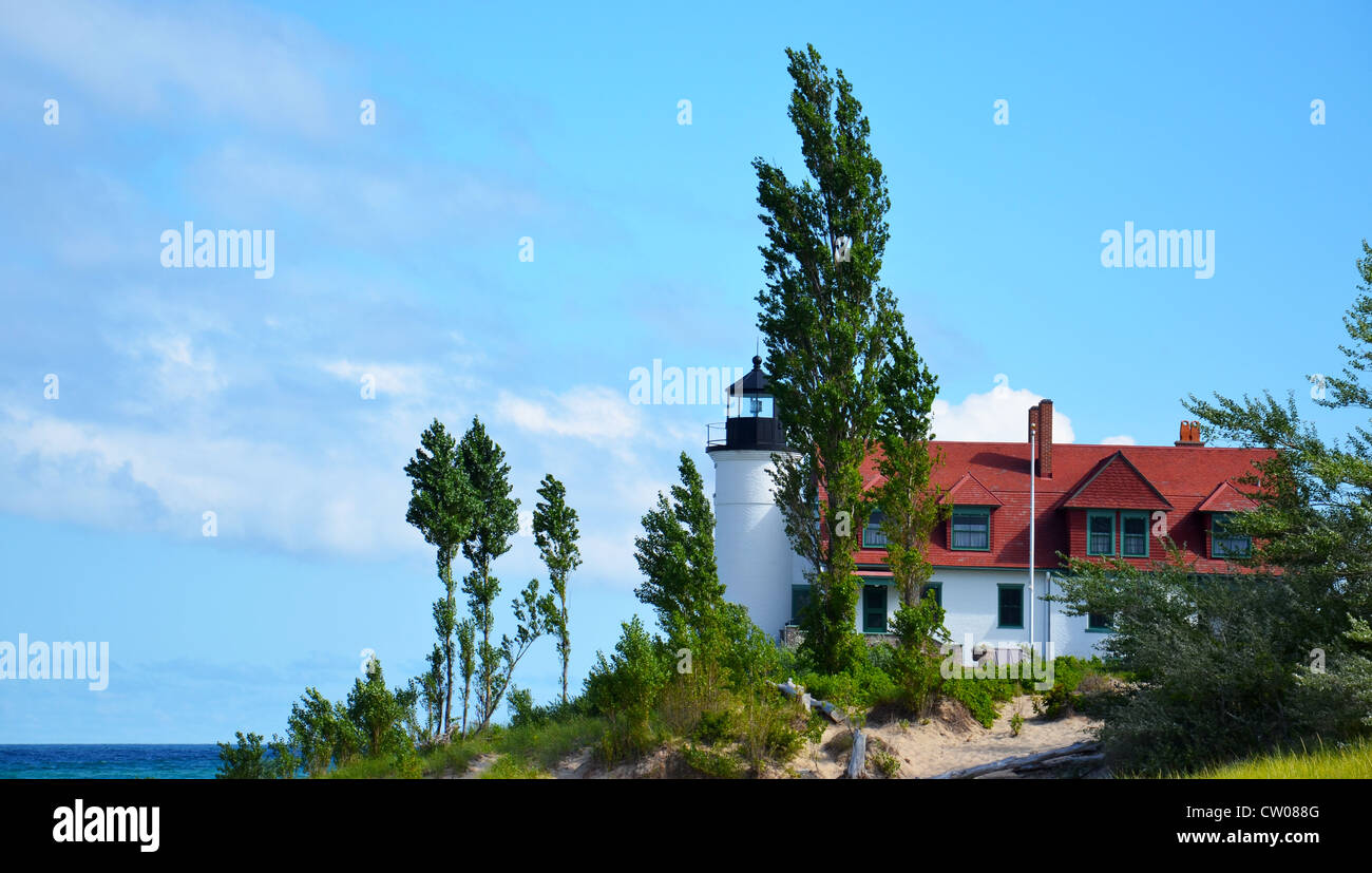 PT. Betsie Leuchtturm, Lake Michigan und mit Bäumen und Wasser Stockfoto