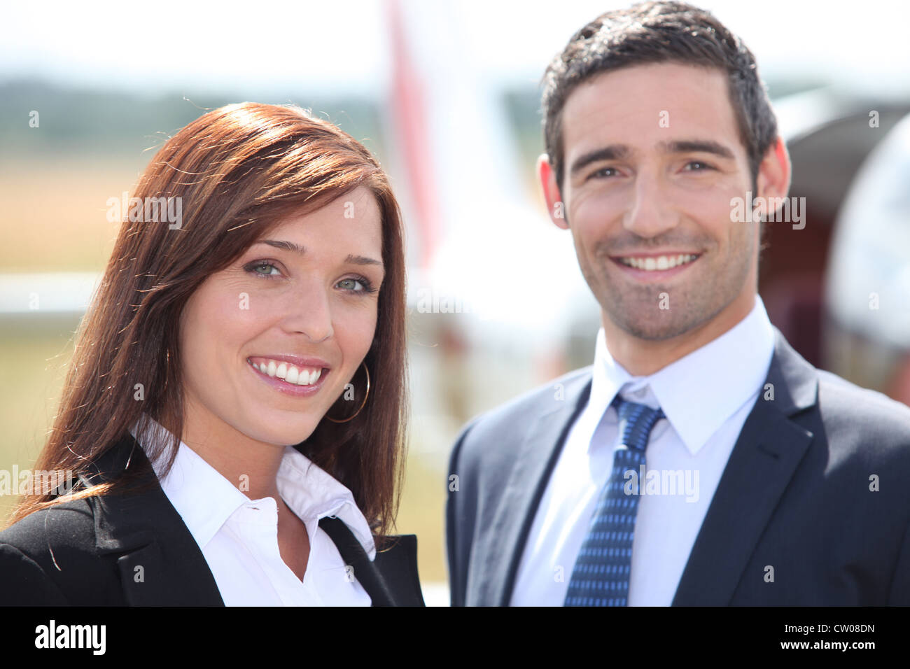 Paar vor Flugzeug Stockfoto