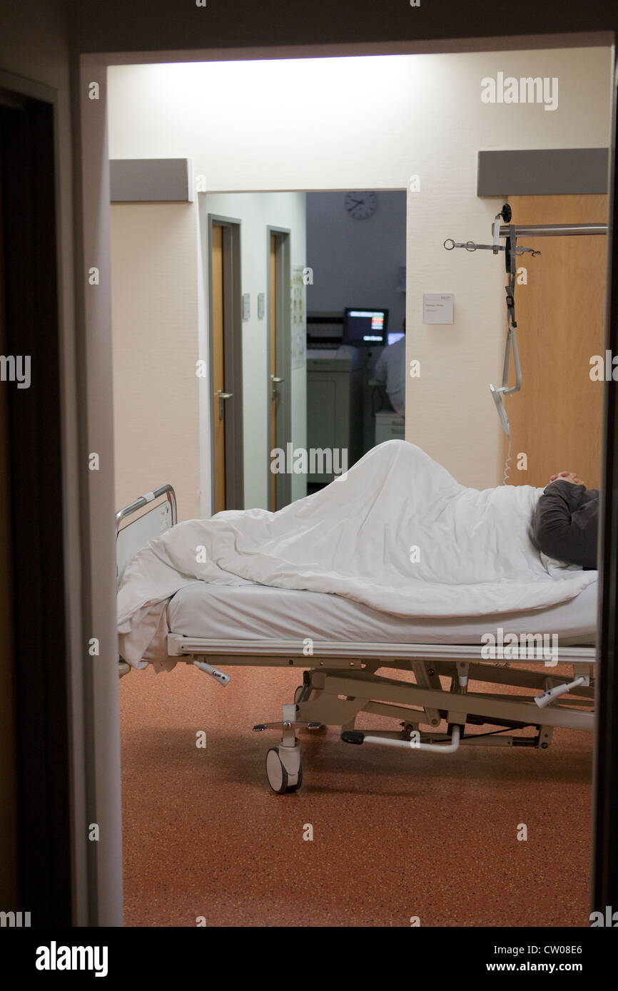 Patienten auf Mobilität Bett erwartet Behandlung im Krankenhaus Stockfoto