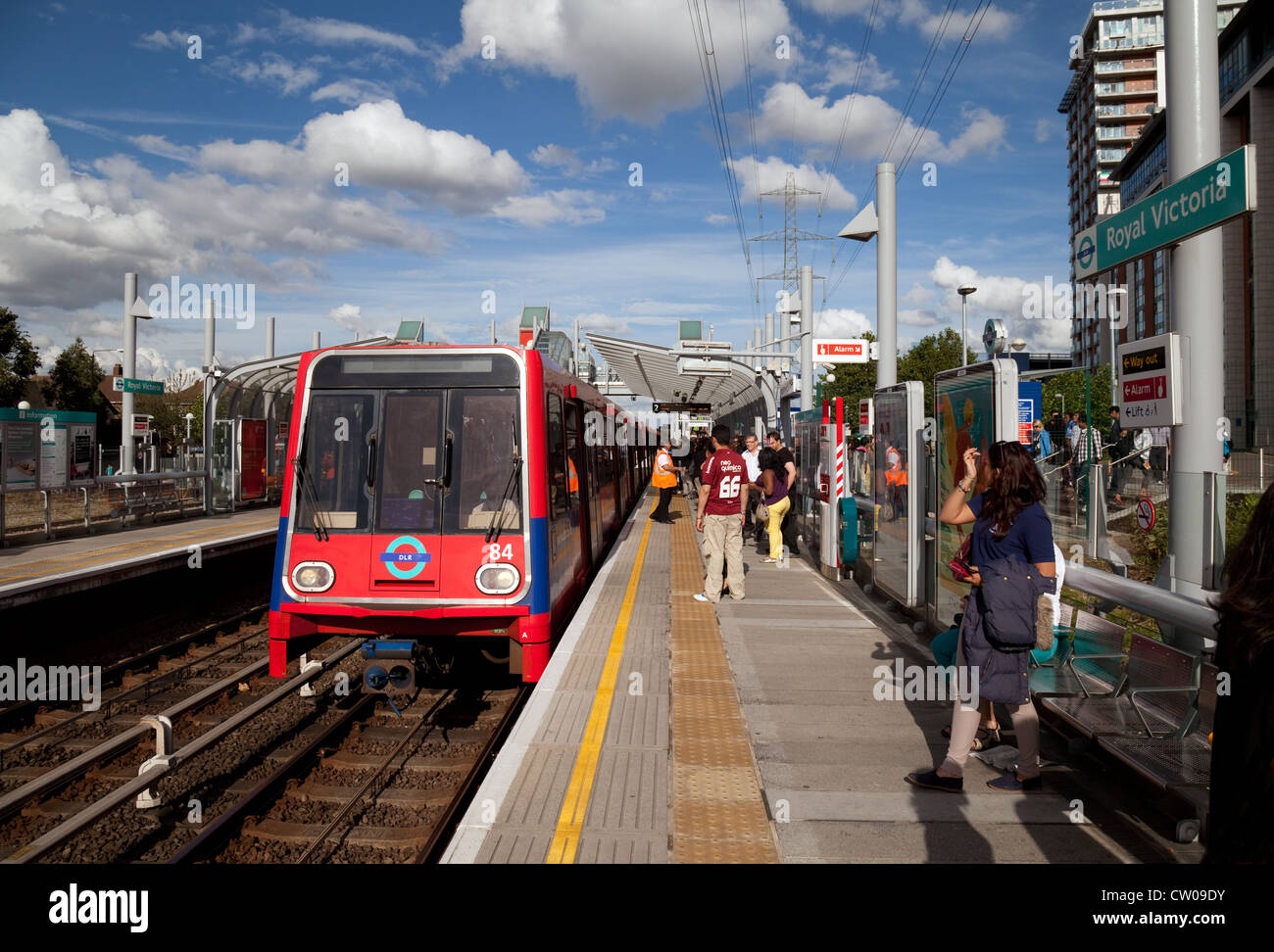 Passagiere und ein Zug an der DLR (Docklands Light Railway) Station am Royal Victoria, London UK Stockfoto