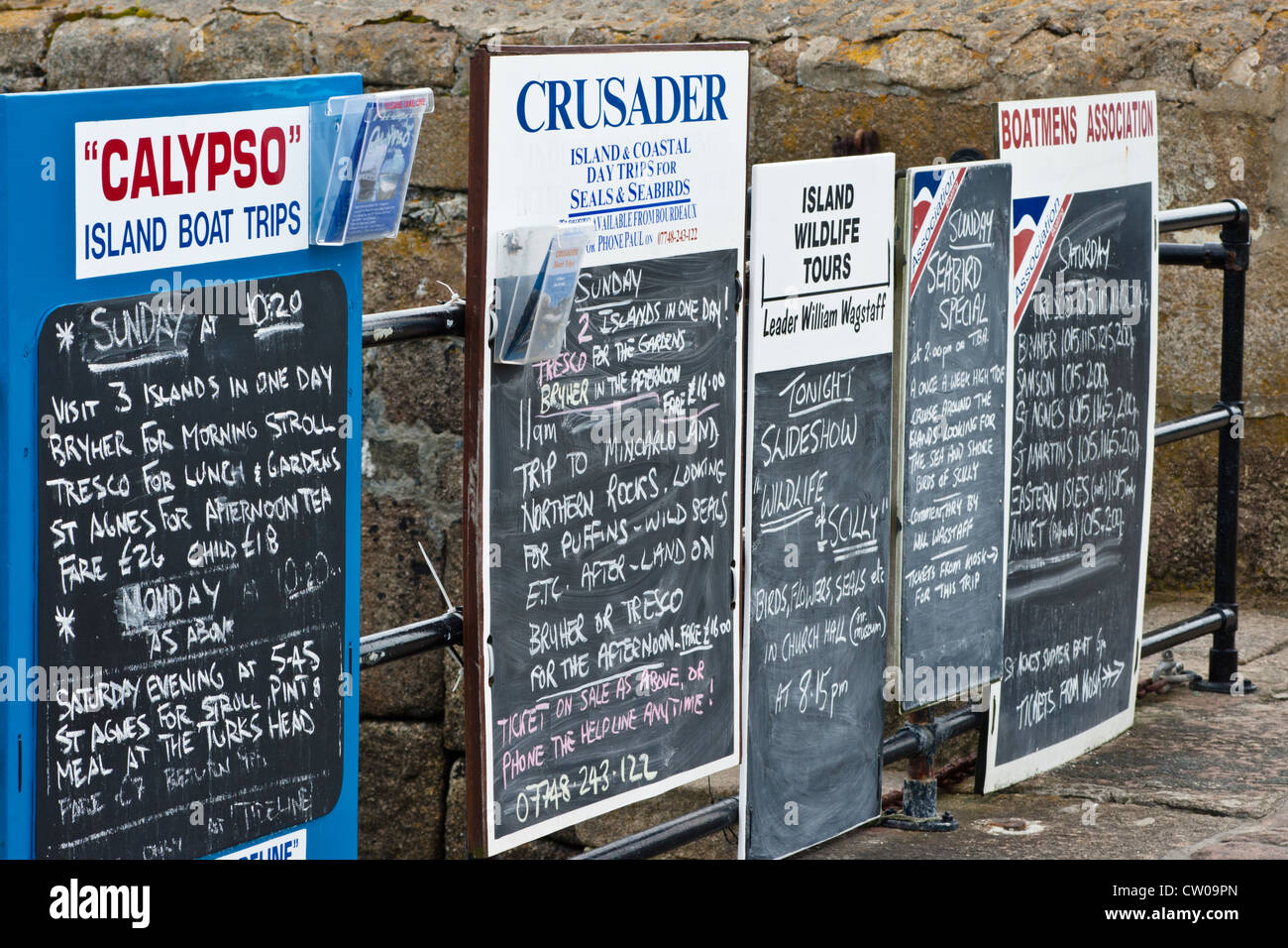 Informationstafeln Werbung Bootsfahrten am Hafen, St Mary's, Scilly-Inseln Stockfoto