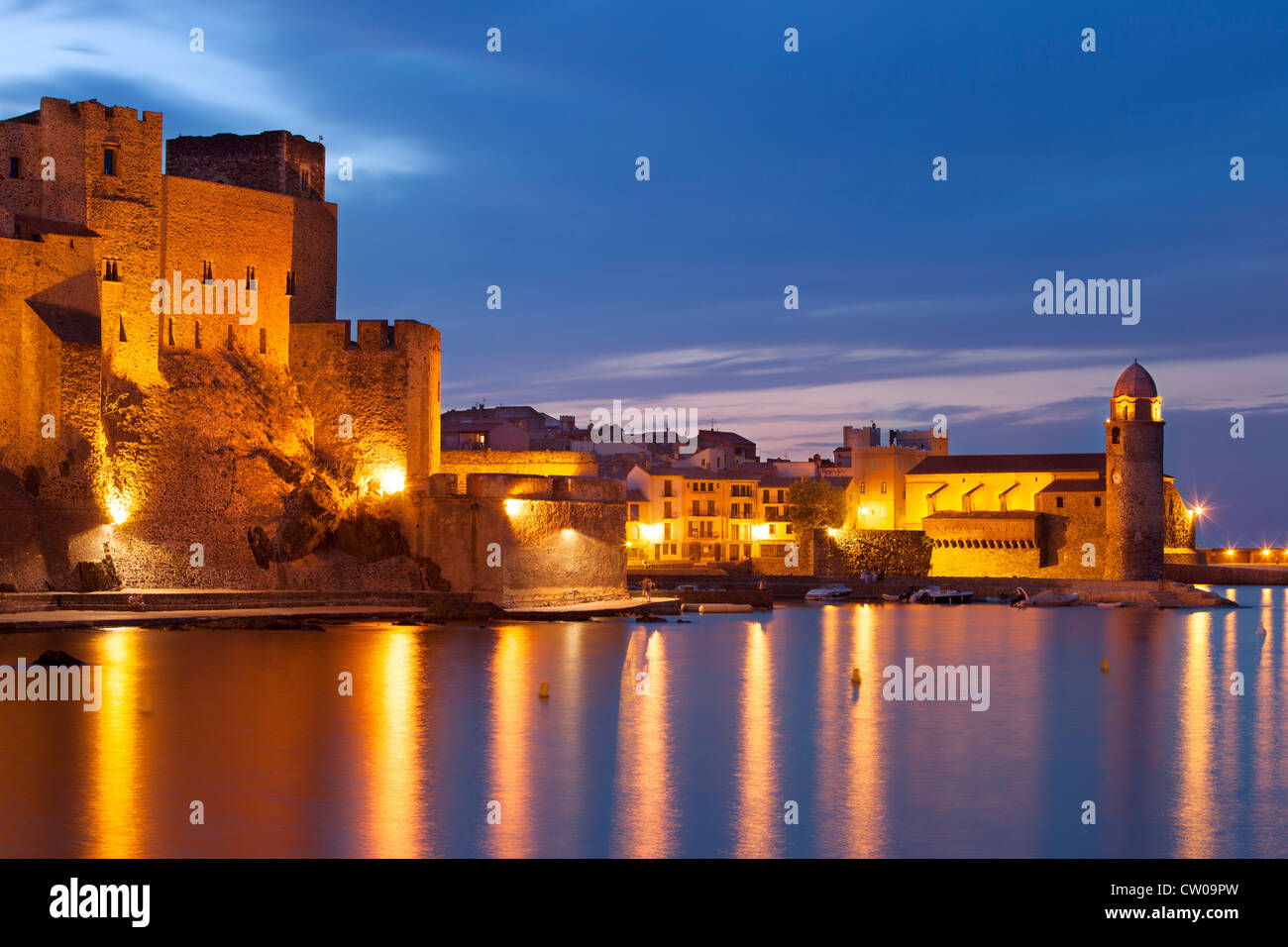 Twilght über das Chateau Royal und Eglise Notre Dame des Anges, Collioure, Languedoc-Roussillon, Frankreich Stockfoto