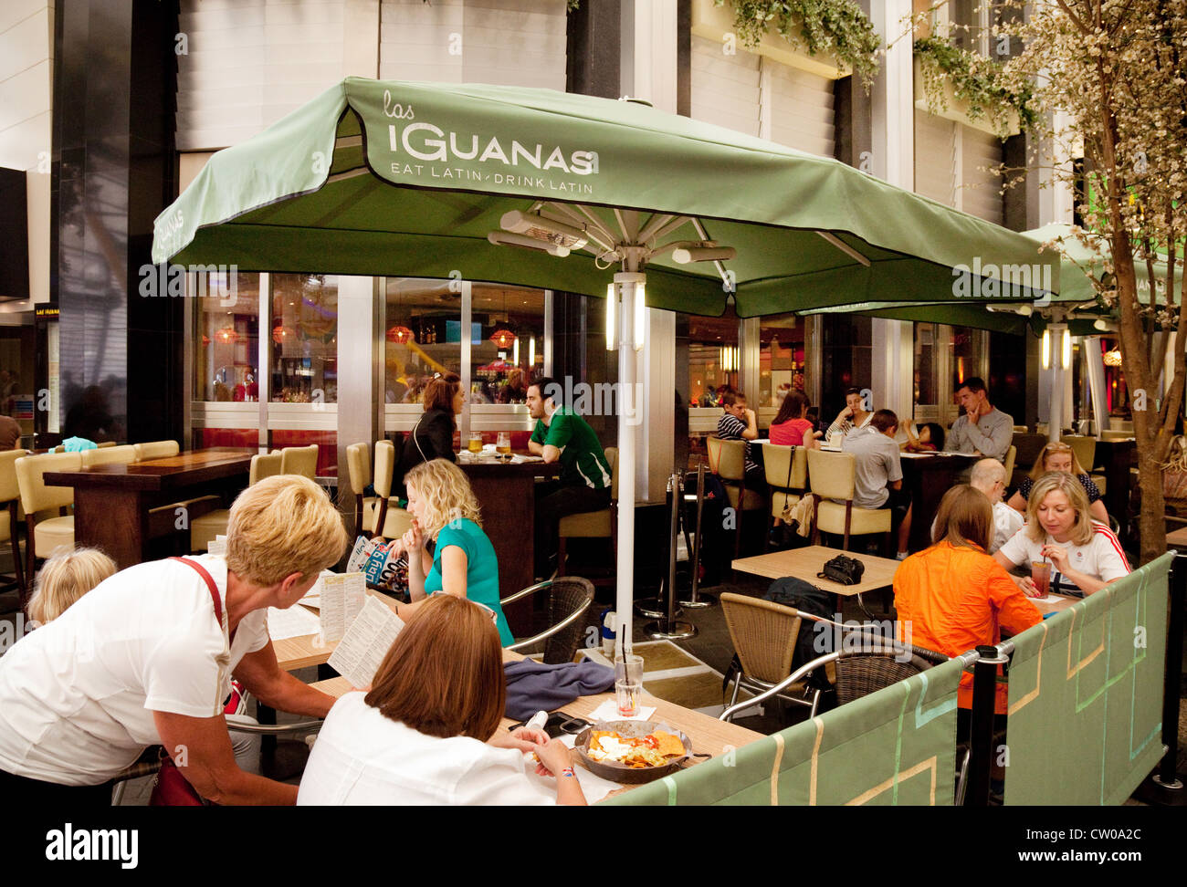 Menschen, die eine Mahlzeit im Las Iguanas Latin Food-Restaurant, O2 Arena, London UK Stockfoto