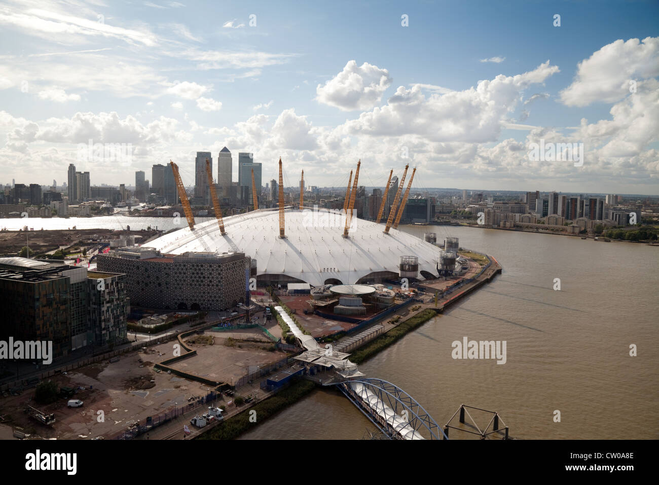 Luftaufnahme von The O2 Arena, Canary Wharf in den Hintergrund, Themse, London UK Stockfoto