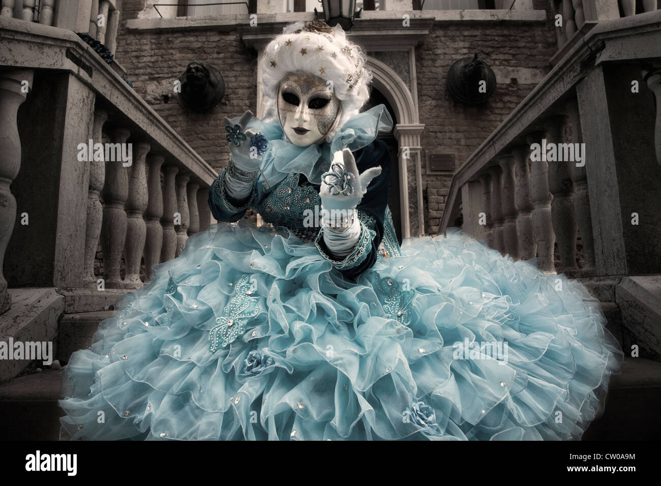 blaue Karnevalskostüm und Maske in Venedig Stockfoto