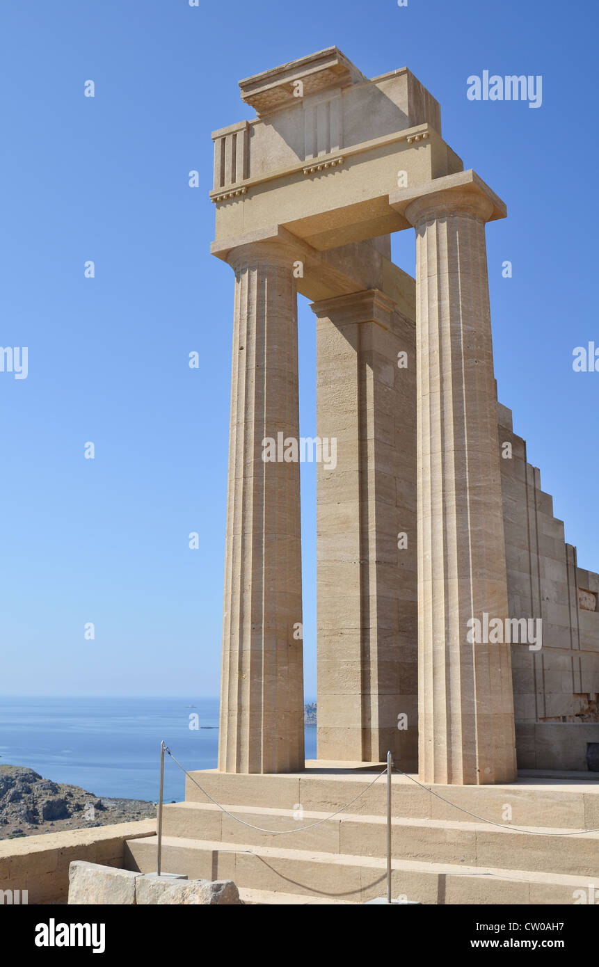 Die teilweise restaurierten Säulen im Tempel der Athena Lindia auf der Akropolis von Lindos, Rhodos, Griechenland Stockfoto
