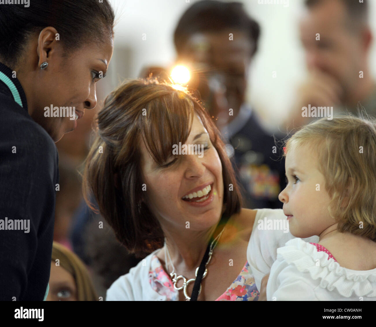 RAF MILDENHALL, England -- First Lady Michelle Obama begrüßt US-Militärfamilien bei RAF Mildenhall hier am 29. Juli 2012. Familien, die RAF Mildenhall, RAF Lakenheath und dem 501. Kampfunterstützungs-Flügel zugeordnet waren, gehörten zu den Familien, mit denen die erste Dame vor ihrer Abreise traf. Obama hielt an der Basis als Teil der Initiative der Vereinten Kräfte. Während ihres Aufenthalts in Großbritannien traf die First Lady im Rahmen von Let’s Move mit rund 1,000 britischen und amerikanischen Kindern zusammen. Kampagne und war auch die US-Präsidentendelegation für die Eröffnungsfeier der Olympischen Spiele 2012. Stockfoto