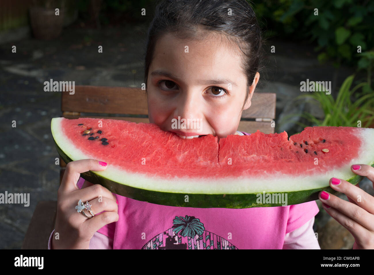 Kind isst Wassermelone Stockfoto