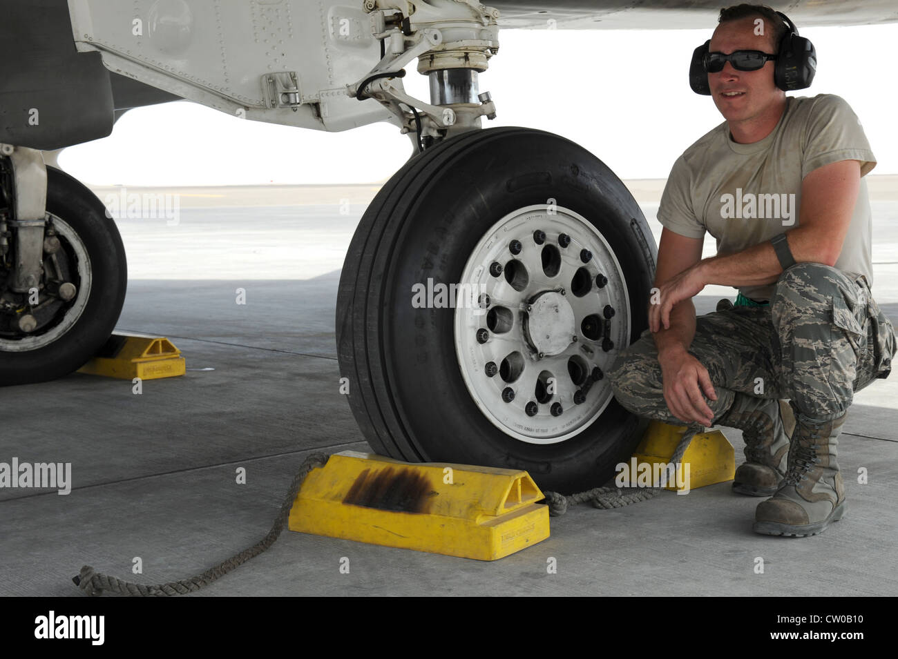 SÜDWESTASIEN - U.S. Air Force Airman 1st Class Travis Pollet, 380. Crew-Chef der Expeditionary Aircraft Maintenance Squadron, erwartet den Auftrag, am 30. Juli 2012 Keile zu ziehen. Pollet, ein Mandeville, La., gebürtig, ist ein Mitglied der Louisiana Air National Guard. Stockfoto