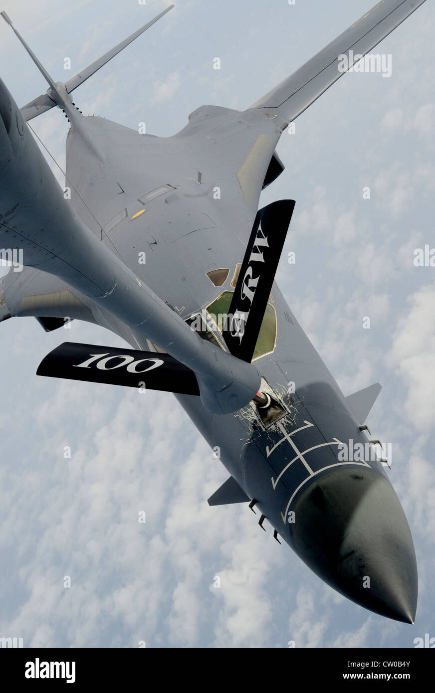 Ein B-1B Lancer vom 7. Bombenflügel, Dyess Air Force Base, Texas, erhält Treibstoff von einem KC-135 Stratotanker vom 31. Juli 2012. Der Lancer wird von der US-Luftwaffe als globaler Mehrzweckbomber eingesetzt und kann schnell Präzisions- und Unpräzisions-Waffen gegen jeden Gegner liefern, überall auf der Welt, jederzeit. Stockfoto