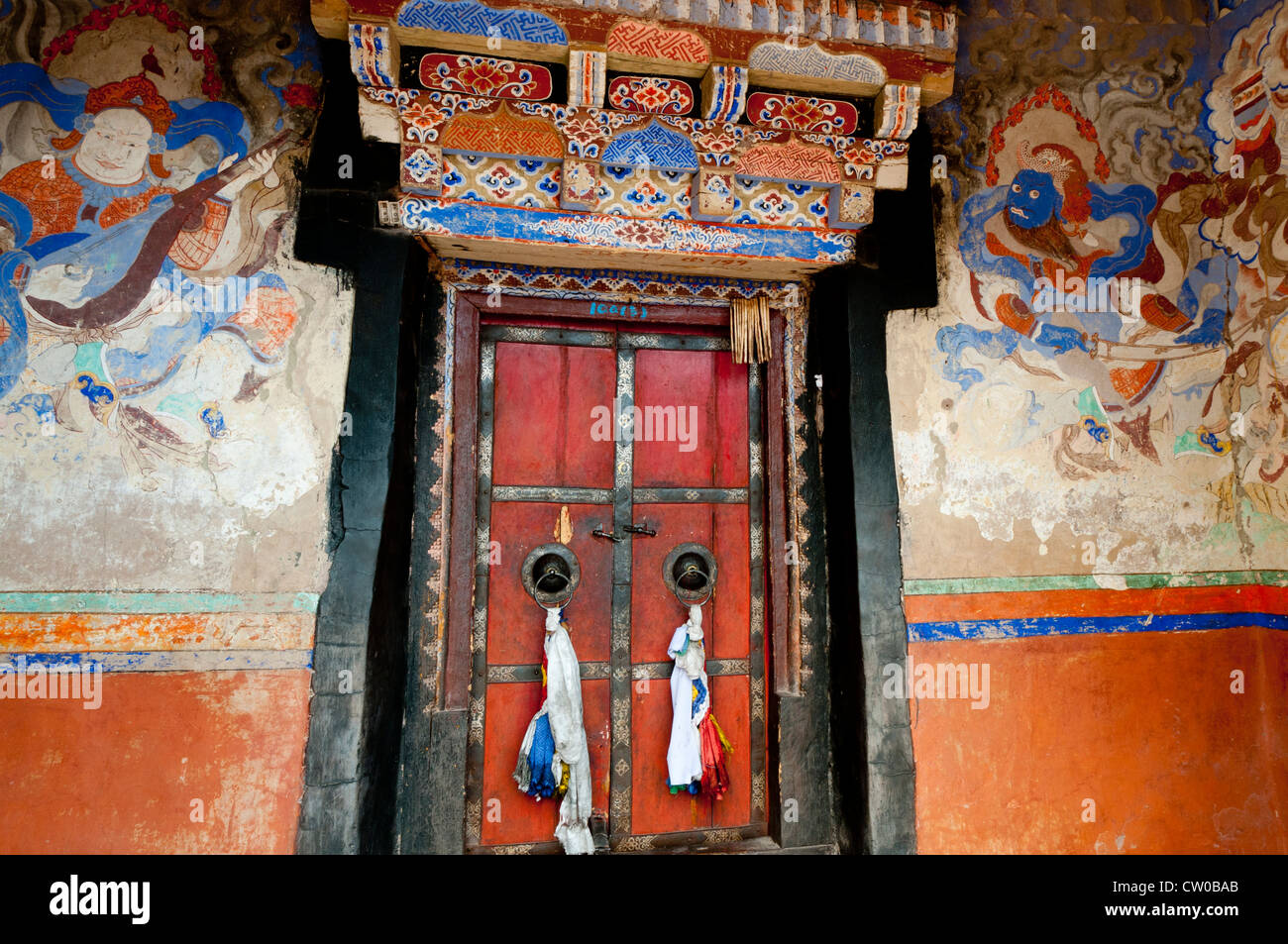 Eine bunt bemalte Wand Tür und Stuck Wand sowohl mit traditionellen Motiven Stok Palace in Ladakh, Indien. Stockfoto